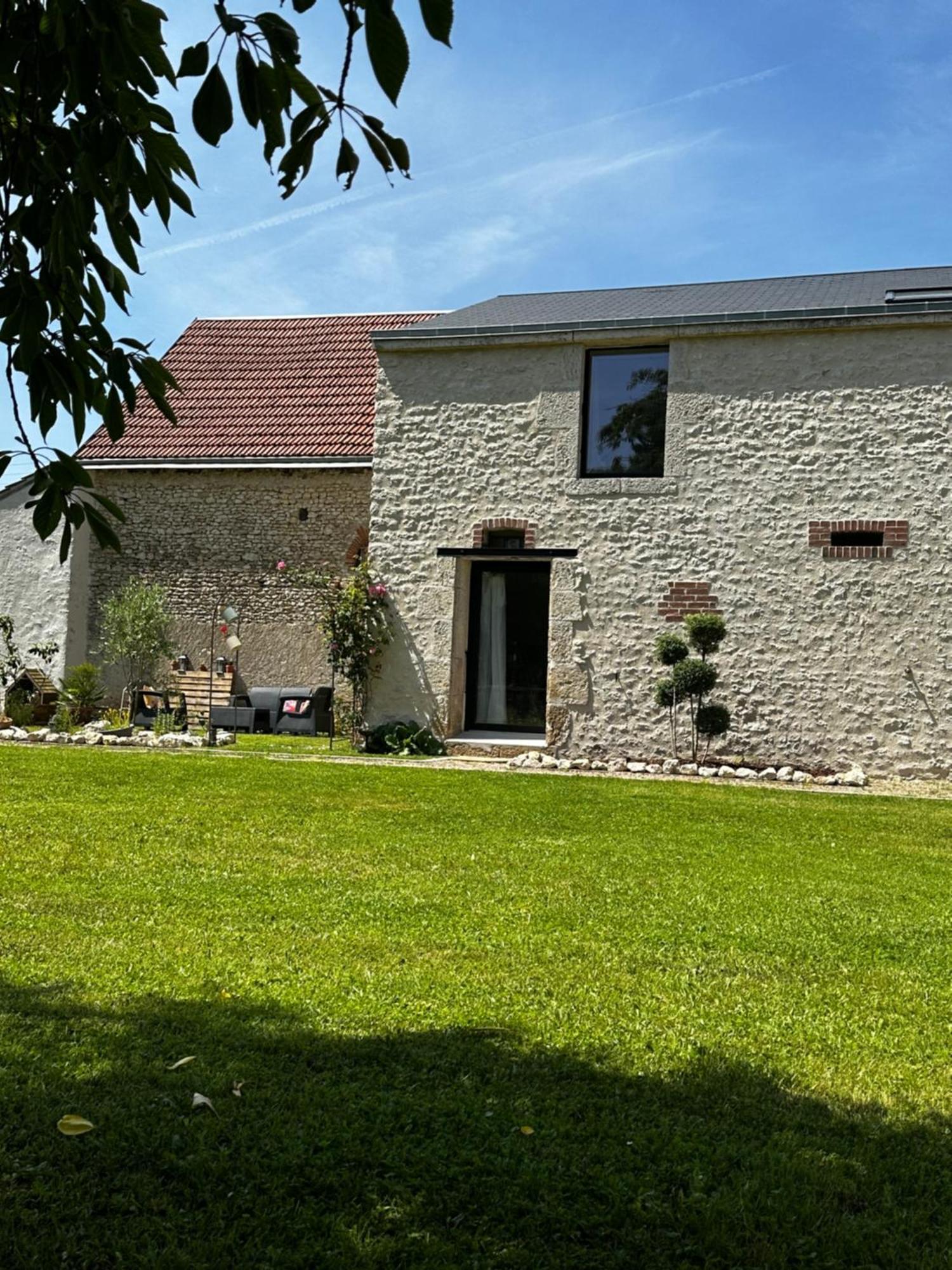 Gite Du Chat Roux La Chapelle-Saint-Martin-en-Plaine Exterior foto